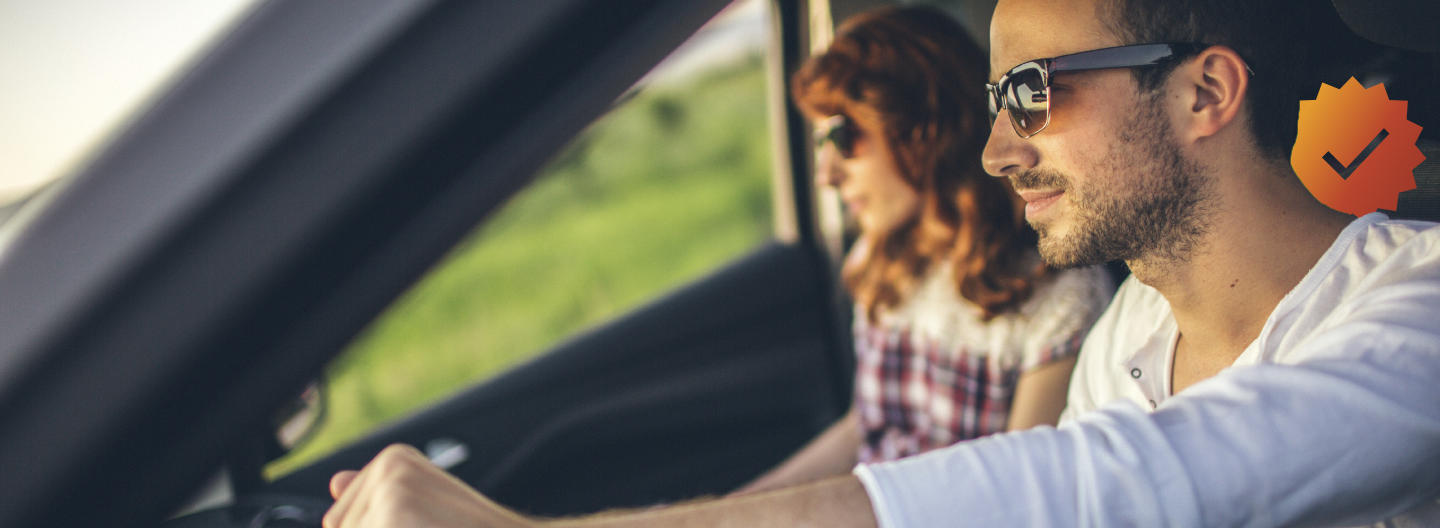 Pareja conduciendo en un automóvil.